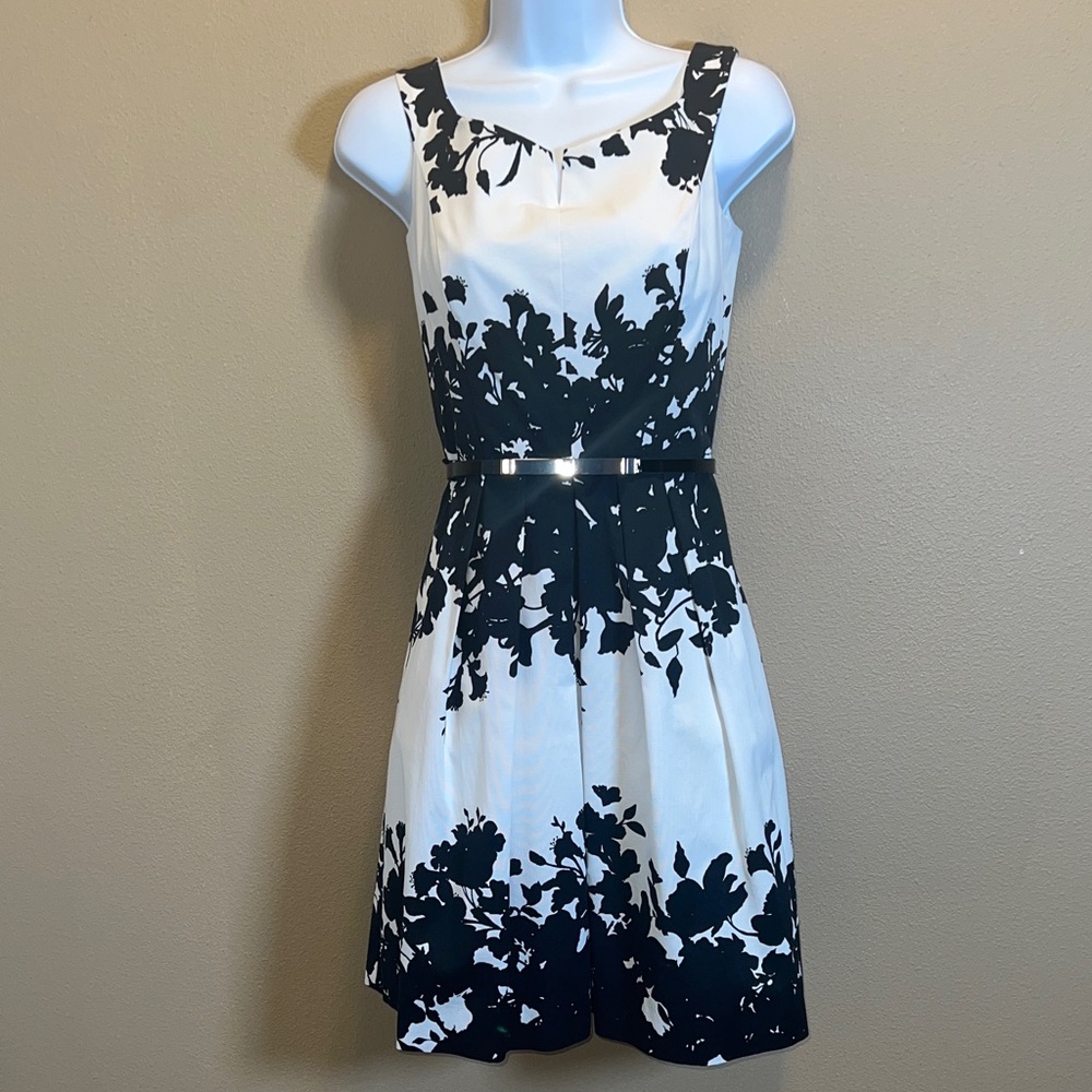 White House Black Market Floral Fit & Flare Mini Dress SZ 2 B&W Sleeveless - Picture 3 of 16